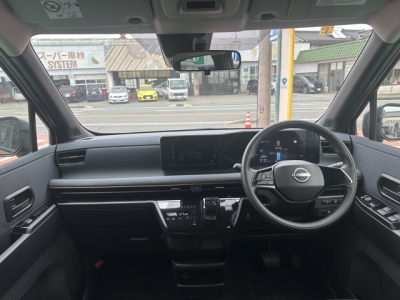 サクラ(ニッサン)ディーラ-試乗車 後席から見た前席