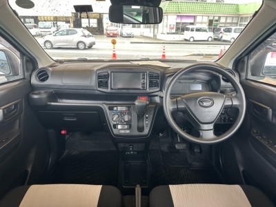 ミライース(ダイハツ)中古車 後席から見た前席