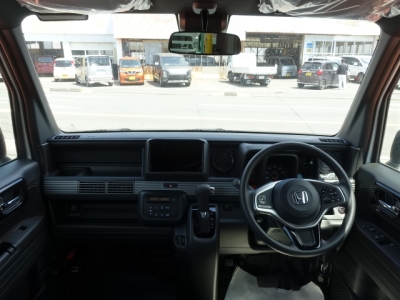 N-VAN(ホンダ)新車見本展示無 後席から見た前席