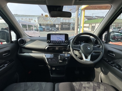 ekクロス(三菱)中古車 後席から見た前席