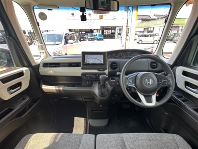 N-BOX(ホンダ)中古車 後席から見た前席
