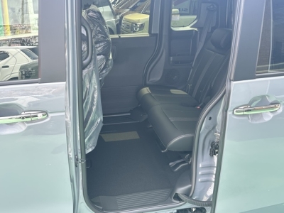 新型N-BOX(ホンダ)届出済未使用車 後席内装