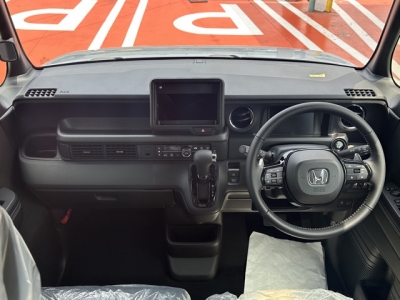 新型N-BOX(ホンダ)届出済未使用車 後席から見た前席