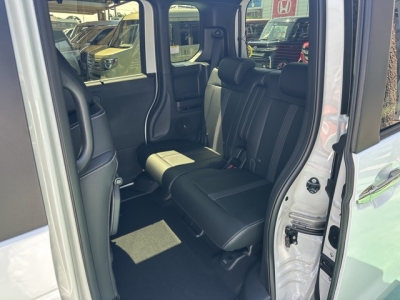 新型N-BOX(ホンダ)届出済未使用車 後席内装