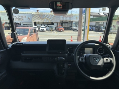 新型N-BOX(ホンダ)届出済未使用車 後席から見た前席