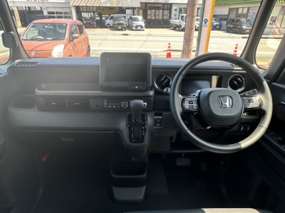 新型N-BOX(ホンダ)届出済未使用車 後席から見た前席
