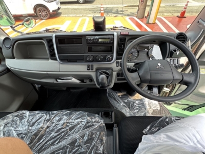 キャンター(三菱)レンタ登録済未使用車 後席内装