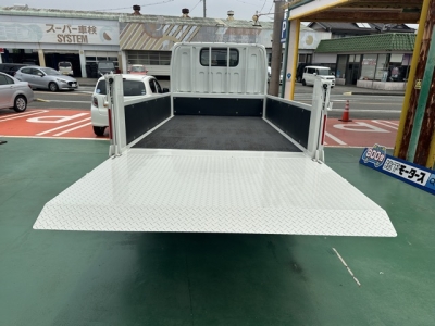 キャンター(三菱)レンタ登録済未使用車 後席内装
