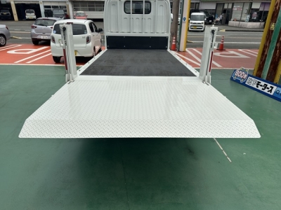 キャンター(三菱)レンタ登録済未使用車 後席から見た前席