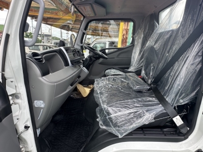 キャンター(三菱)中古車 前席内装