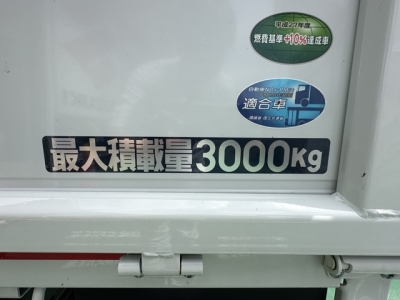 キャンター(三菱)中古車 後席から見た前席