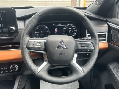 アウトランダーPHEV(三菱)レンタＵＰ 内外装写真他１