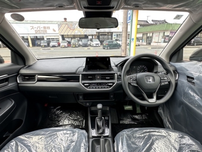 WR-V(ホンダ)登録済未使用車 後席から見た前席