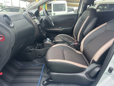 ノート(ニッサン)中古車 前席内装