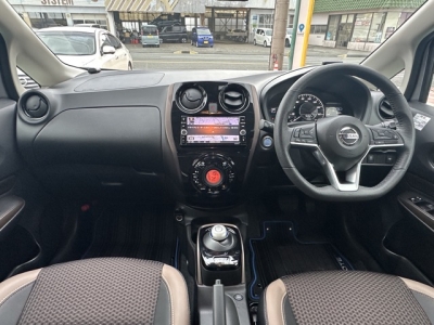 ノート(ニッサン)中古車 後席から見た前席