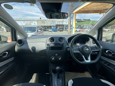 ノート(ニッサン)中古車 後席から見た前席