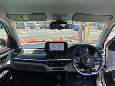 新型スイフト(スズキ)登録済未使用車 後席から見た前席