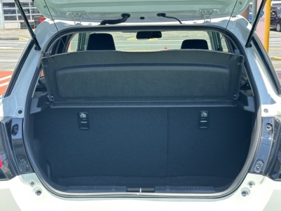 新型スイフト(スズキ)登録済未使用車 内外装写真他１