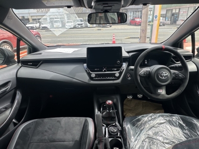 GRカローラ(トヨタ)登録済未使用車 後席から見た前席