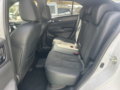 エクリプスクロスPHEV(三菱)中古車 後席内装