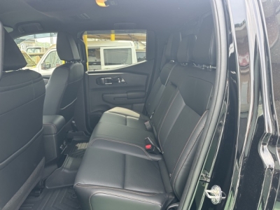 トライトン(三菱)中古車 後席内装