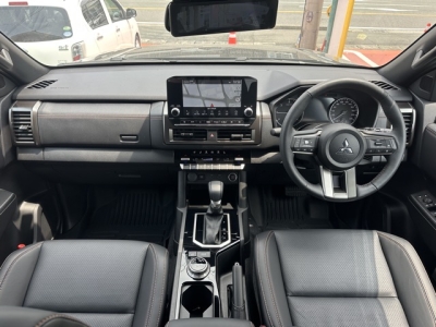トライトン(三菱)中古車 内外装写真