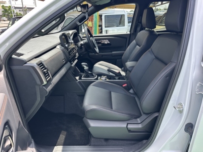 トライトン(三菱)中古車 前席内装