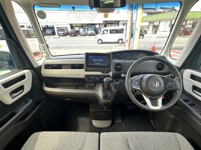 N-BOX(ホンダ)中古車 後席から見た前席