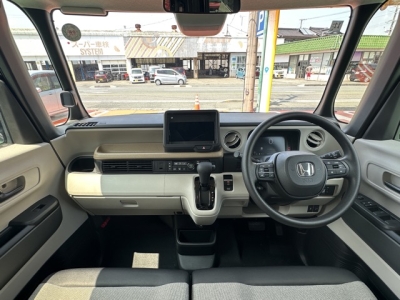 新型N-BOX(ホンダ)ディーラ-試乗車 後席から見た前席