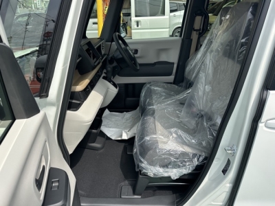 新型N-BOX(ホンダ)届出済未使用車 前席内装