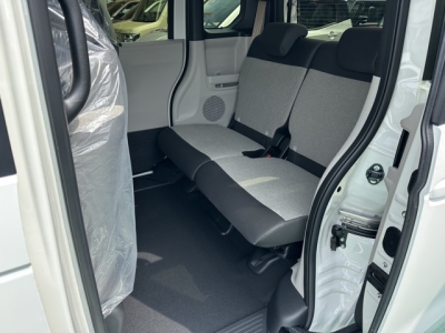新型N-BOX(ホンダ)届出済未使用車 後席内装