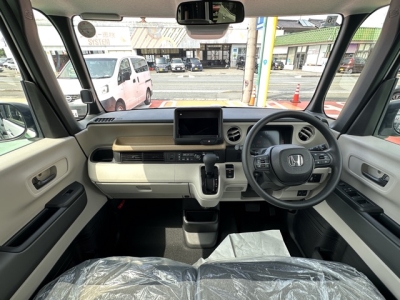 新型N-BOX(ホンダ)届出済未使用車 後席から見た前席