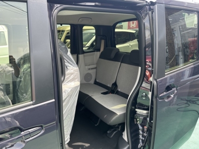 新型N-BOX(ホンダ)届出済未使用車 後席内装