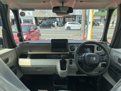 新型N-BOX(ホンダ)届出済未使用車 後席から見た前席