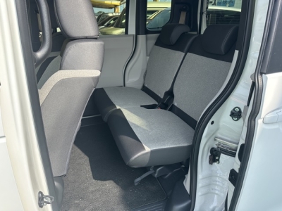 新型N-BOX(ホンダ)中古車 後席内装
