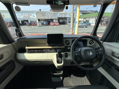 新型N-BOX(ホンダ)中古車 後席から見た前席