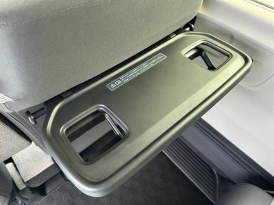 新型N-BOX(ホンダ)ディーラ-試乗車 後席から見た前席