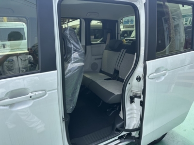 新型N-BOX(ホンダ)届出済未使用車 後席内装