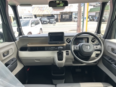 新型N-BOX(ホンダ)届出済未使用車 後席から見た前席