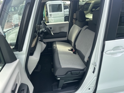 新型N-BOX(ホンダ)届出済未使用車 前席内装