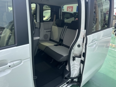新型N-BOX(ホンダ)届出済未使用車 後席内装