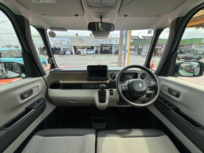 新型N-BOX(ホンダ)届出済未使用車 後席から見た前席