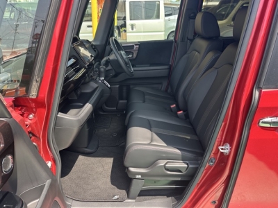 N-BOXカスタム(ホンダ)中古車 前席内装
