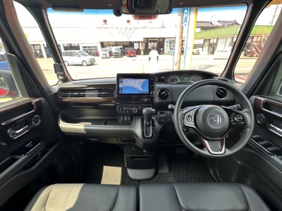 N-BOXカスタム(ホンダ)中古車 後席から見た前席