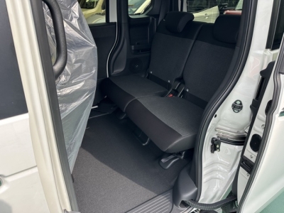 新型N-BOX(ホンダ)届出済未使用車 後席内装