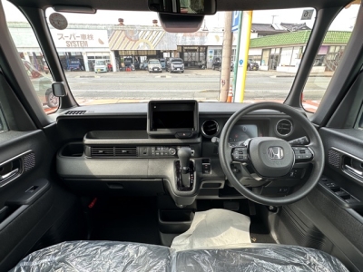 新型N-BOX(ホンダ)届出済未使用車 後席から見た前席