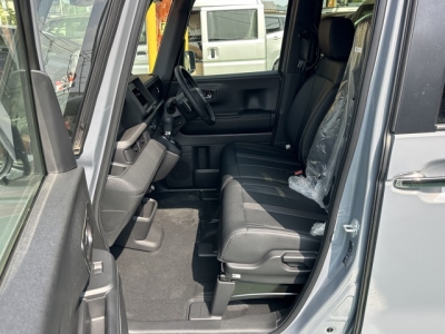 新型N-BOX(ホンダ)届出済未使用車 前席内装