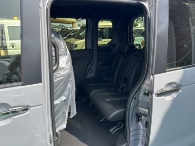 新型N-BOX(ホンダ)届出済未使用車 後席内装
