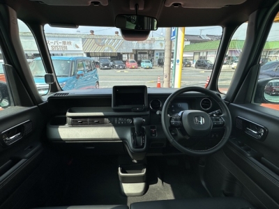 新型N-BOX(ホンダ)届出済未使用車 後席から見た前席