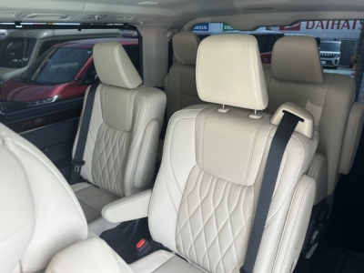 グランエース(トヨタ)中古車 後席から見た前席